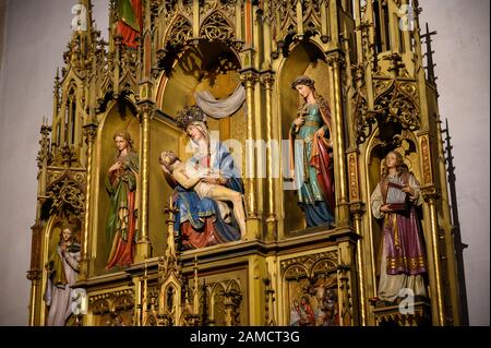 La Pieta – La Vierge Marie, Affligeante, tenant son fils mort Jésus Christ dans ses bras. Cathédrale Saint-Martin, Bratislava, Slovaquie. Banque D'Images