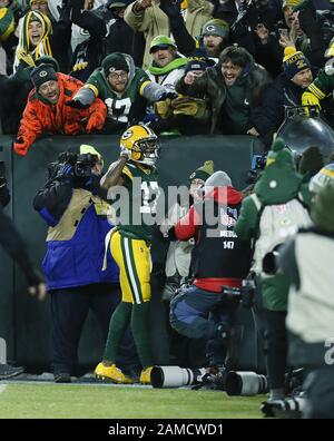 Green Bay, États-Unis. 12 janvier 2020. Le grand récepteur Davante Adams (17) de Green Bay Packers célèbre son Touchdown contre les Seattle Seahawks au cours du premier trimestre de leur sortie divisionnaire NFC à Lambeau Field le dimanche 12 janvier 2020 à Green Bay, Wisconsin. Photo de Nuccio DiNuzzo/UPI crédit: UPI/Alay Live News Banque D'Images