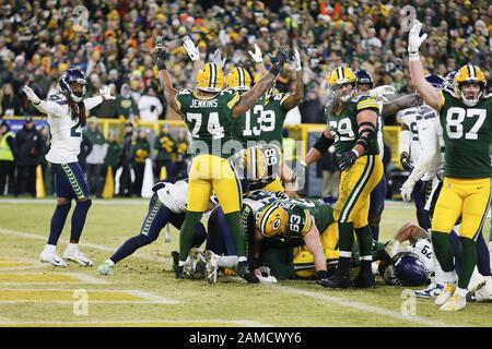 Green Bay, États-Unis. 12 janvier 2020. Green Bay Packers qui a fait marche arrière Aaron Jones (33) a fait un Touchdown contre les Seattle Seahawks au cours du deuxième trimestre de leur sortie divisionnaire NFC à Lambeau Field le dimanche 12 janvier 2020 à Green Bay, Wisconsin. Photo de Nuccio DiNuzzo/UPI crédit: UPI/Alay Live News Banque D'Images