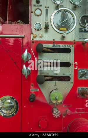 Commandes Sur Le Côté d'un ancien Camion de pompiers Banque D'Images