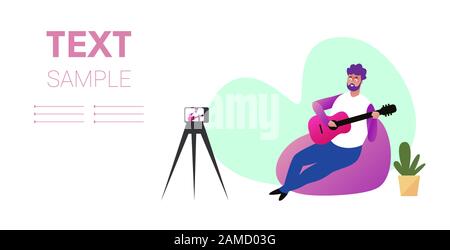 blogueur musical jouant de la guitare live streaming blogging concept guitariste assis sur beanbag enregistrement vidéo avec caméra sur trépied copie espace pleine longueur horizontale illustration vectorielle Illustration de Vecteur