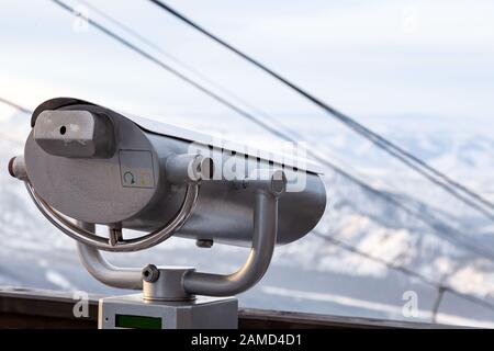 Jumelles fixes sur la terrasse d'observation dans les montagnes de l'Altaï en hiver avec neige et beau paysage. Repos et voyage pendant les vacances wi Banque D'Images