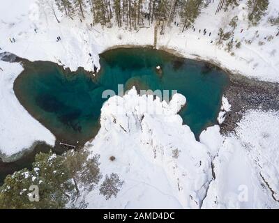 Vue aérienne d'un lac bleu et vert avec neige en hiver dans les montagnes de l'Altaï en Russie. Nature et lieux pittoresques. Banque D'Images