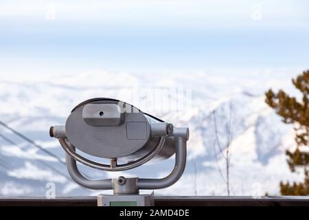 Jumelles fixes sur la terrasse d'observation dans les montagnes de l'Altaï en hiver avec neige et beau paysage. Repos et voyage pendant les vacances wi Banque D'Images