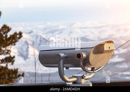 Jumelles fixes sur la terrasse d'observation dans les montagnes de l'Altaï en hiver avec neige et beau paysage. Repos et voyage pendant les vacances wi Banque D'Images