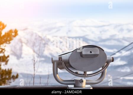 Jumelles fixes sur la terrasse d'observation dans les montagnes de l'Altaï en hiver avec neige et beau paysage. Repos et voyage pendant les vacances wi Banque D'Images