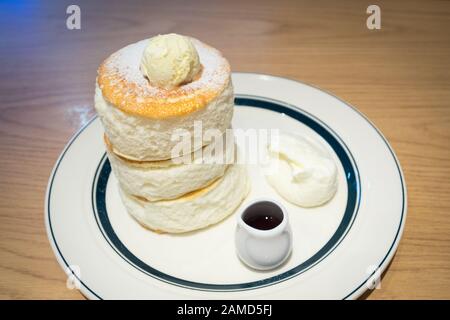 Crêpes japonaises à soufflé de qualité supérieure de Gram café and Pancakes à Hiroshima, au Japon. Banque D'Images