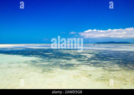 Spectaculaire sable de corail et eaux claires de la plage de Kondoi, de l'île Taketomi (Taketomi-jima), des îles Yaeyama, préfecture d'Okinawa, Japon. Banque D'Images