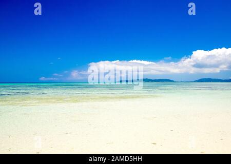 Spectaculaire sable de corail et eaux claires de la plage de Kondoi, de l'île Taketomi (Taketomi-jima), des îles Yaeyama, préfecture d'Okinawa, Japon. Banque D'Images