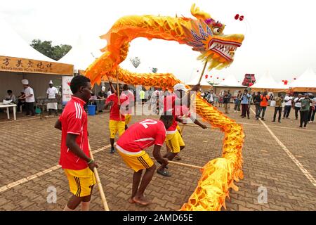 (200113) -- KAMPALA, le 13 janvier 2020 (Xinhua) -- les artistes ougandais exécutent la danse du dragon chinois lors d'une foire populaire chinoise à Kampala, en Ouganda, le 12 janvier 2020. Des milliers de personnes, dont des Ougandais, des membres de la communauté chinoise et des étrangers vivant dans le pays d'Afrique de l'est, ont dégrôlé dimanche les terrains de cérémonie de Kololo à Kampala pour profiter de la toute première foire populaire chinoise, également connue sous le nom de salon du temple. C'était fanfare que les Ougandais et les autres étrangers ont traversé le voyage de diverses cultures chinoises qui ont été exposées. Pour la communauté chinoise, bien que la maison soit des milliers de kilos Banque D'Images