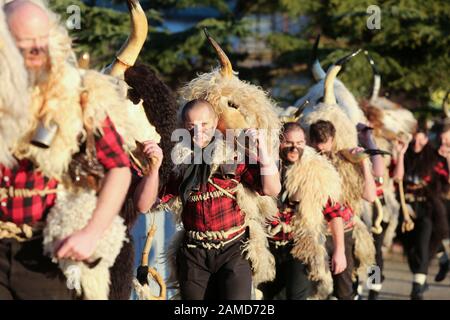 (200113) -- BEIJING, le 13 janvier 2020 (Xinhua) -- Les Déguisements participent à l'escadre des cloches durant le carnaval annuel de Grobnik, Croatie, le 11 janvier 2020. L'événement est une tradition croate de chasser les mauvais esprits au cours des mois d'hiver et d'inaugurer le début du printemps. (Goran Kovacic/Pixsell Via Xinhua) Banque D'Images