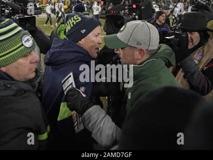 Green Bay, États-Unis. 12 janvier 2020. L'entraîneur-chef Pete Carroll (L) des Seattle Seahawks félicite Matt Lafleur, entraîneur-chef des Green Bay Packers, à la suite de leur sortie divisionnaire NFC à Lambeau Field le dimanche 12 janvier 2020 à Green Bay, Wisconsin. Photo de Nuccio DiNuzzo/UPI crédit: UPI/Alay Live News Banque D'Images