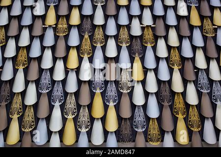 Les formes métalliques constituent un mur caractéristique sur un nouveau bâtiment de la ville, Christchurch, Nouvelle-Zélande Banque D'Images