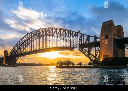 Sydney Harbour Bridge au crépuscule à Sydney, Australie Banque D'Images