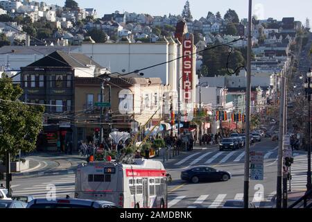 Castro Theatre au marché et à l'intersection de Castro dans le quartier de Castro. Quartier gay et destination touristique LGBT. San Francisco, Californie. Banque D'Images