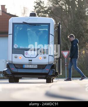 19 décembre 2019, Basse-Saxe, Osnabrück: Un passager rejoint le bus navette autonome "Hubi" (Hub Chain est une plateforme de mobilité numérique pour le trafic dit "à la demande"). À l'heure actuelle, la société de services publics Osnabrück teste d'abord le bus sur un circuit de 1,1 kilomètre. Photo: Friso Gentsch/Dpa Banque D'Images