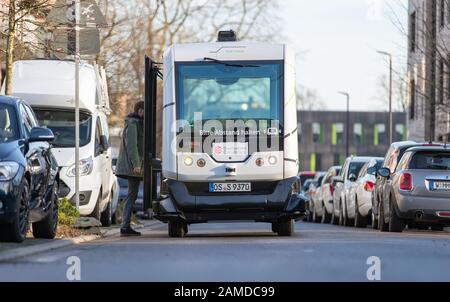 19 décembre 2019, Basse-Saxe, Osnabrück: Un passager rejoint le bus navette autonome "Hubi" (Hub Chain est une plateforme de mobilité numérique pour le trafic dit "à la demande"). À l'heure actuelle, la société de services publics Osnabrück teste d'abord le bus sur un circuit de 1,1 kilomètre. Photo: Friso Gentsch/Dpa Banque D'Images