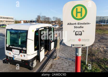 19 décembre 2019, Basse-Saxe, Osnabrück: Un passager est à bord du bus navette autonome "Hubi" (Hub Chain est une plateforme de mobilité numérique pour le trafic dit "à la demande") à un arrêt de bus. À l'heure actuelle, la société de services publics Osnabrück teste d'abord le bus sur un circuit de 1,1 kilomètre. Photo: Friso Gentsch/Dpa Banque D'Images