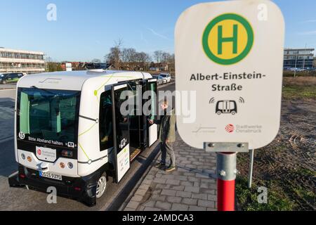 19 décembre 2019, Basse-Saxe, Osnabrück: Un passager est à bord du bus navette autonome "Hubi" (Hub Chain est une plateforme de mobilité numérique pour le trafic dit "à la demande") à un arrêt de bus. À l'heure actuelle, la société de services publics Osnabrück teste d'abord le bus sur un circuit de 1,1 kilomètre. Photo: Friso Gentsch/Dpa Banque D'Images
