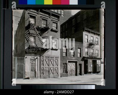 Stanton Street, no 328-334, Manhattan Code: I.a.3. Bâtiments de deux et trois étages, certains avec de grandes portes, un en bois et un magasin devant. Référence : CNY# 212; Stanton Street, no 328-334, Manhattan. Banque D'Images