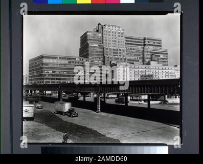 Starrett-Lehigh Building- II 601 West 26ème Street, de la onzième Avenue et de la 23ème rue regardant vers le nord-est après la West Side Express Highway, Manhattan Code: I.a.3. Immense entrepôt moderne avec bandes de béton, brique et verre, coins arrondis; petit entrepôt B & O, autoroute, circulation des camions, premier plan référence: CNY# 286; Starrett-Lehigh Building: II 601 West 26ème Street, de la onzième Avenue et de la 23ème rue regardant vers le nord-est après l'autoroute Express de West Side, Manhattan. Banque D'Images