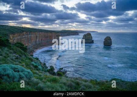 Célèbre gibson steps au lever du soleil, douze apôtres, Great Ocean Road, à Victoria, Australie Banque D'Images