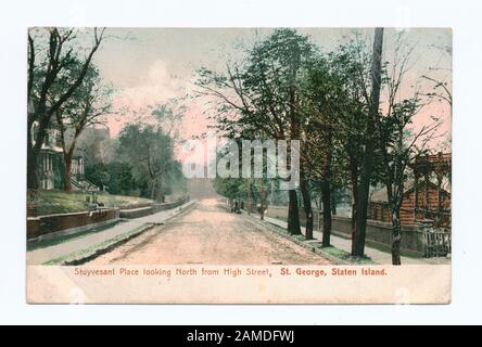 Stuyvesant Place regardant au nord de High Street, St George, Staten Island (maisons le long de la rue bordée d'arbres) catégories de cartes postales et commentaires de titre entre parenthèses [ ] fourni par collectionneur, Catherine Robinson.; Stuyvesant Place regardant au nord de High Street, St. George, Staten Island [maisons le long de la rue bordée d'arbres] Banque D'Images