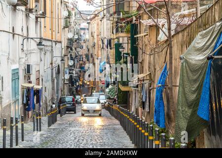 Naples, ITALIE - 4 JANVIER 2020: Sun sèche des vêtements sur des rayonnages et des cordes dans la rue du centre historique Banque D'Images