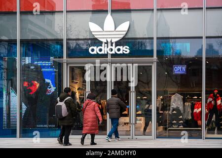 sej hvis Mængde af Les clients visitent un magasin Adidas Original à Shanghai Photo Stock -  Alamy