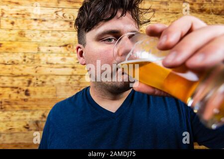 Portrait d'hommes réfléchis qui boivent de la bière. Les hommes boivent de la bière. De jeunes hommes qui boivent de la bière et rêvent. Banque D'Images