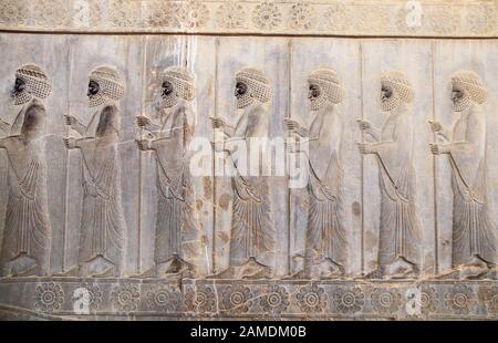 Ancien mur avec bas-relief assyrien avec warriors avec spears, Persepolis, Iran. Site du patrimoine mondial de l'UNESCO Banque D'Images