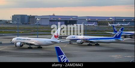 Tokyo, Japon - 2 Novembre 2019. Des avions de passagers amarré à l'aéroport de Tokyo Haneda (HND). Haneda était le 3ème aéroport le plus achalandé d'Asie, avec 87 098 683 Banque D'Images