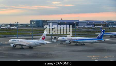 Tokyo, Japon - 2 Novembre 2019. Des avions de passagers amarré à l'aéroport de Tokyo Haneda (HND). Haneda était le 3ème aéroport le plus achalandé d'Asie, avec 87 098 683 Banque D'Images