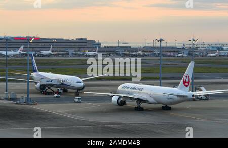 Tokyo, Japon - 2 Novembre 2019. Des avions de passagers amarré à l'aéroport de Tokyo Haneda (HND). Haneda était le 3ème aéroport le plus achalandé d'Asie, avec 87 098 683 Banque D'Images