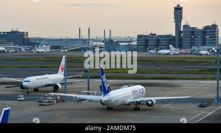 Tokyo, Japon - 2 Novembre 2019. Des avions de passagers amarré à l'aéroport de Tokyo Haneda (HND). Haneda était le 3ème aéroport le plus achalandé d'Asie, avec 87 098 683 Banque D'Images