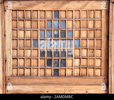 Détail de l'obturateur de fenêtre iranien traditionnel avec verre et éléments géométriques sculptés, l'Iran Banque D'Images