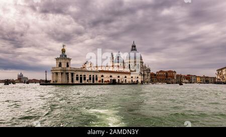 Grand Canal avec basilique Santa Maria della Salute à Venise, Italie. Banque D'Images
