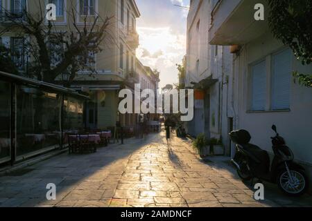 Vieille rue confortable dans le quartier de Plaka, Athènes, Grèce Banque D'Images