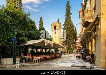 Vieille rue confortable dans le quartier de Plaka, Athènes, Grèce Banque D'Images