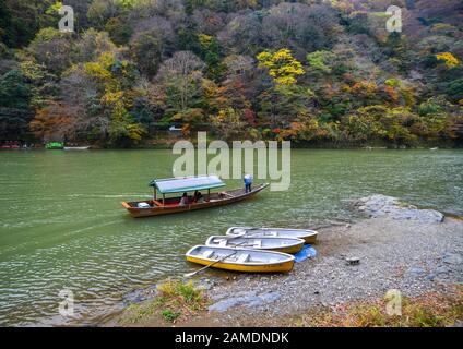 Kyoto, Kansai - 28 Novembre 2017. Bateaux traditionnels transportant des touristes sur la rivière Arashiyama, Kyoto, Kansai. Arashiyama est particulièrement populaire pendant le th Banque D'Images