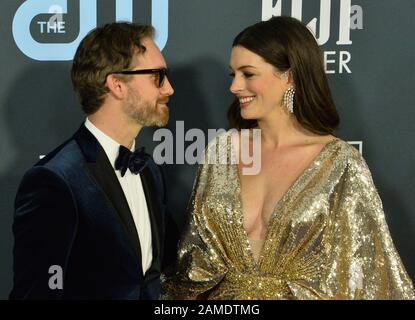 Santa Monica, États-Unis. 13 janvier 2020. L'actrice Anne Hathaway et son mari, l'acteur Adam Shulman, assistent aux 25ème prix annuels de choix des critiques à Barker Hanger à Santa Monica, Californie, le dimanche 12 janvier 2020. Photo de Jim Ruymen/UPI crédit: UPI/Alay Live News Banque D'Images