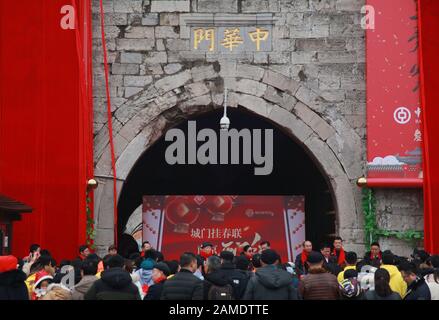 Nanjing, Nanjing, Chine. 13 janvier 2020. Nanjing, CHINE-Nanjing, province du Jiangsu en Chine orientale, 12 janvier 2020. La cérémonie des couplets de printemps suspendus à la porte de la ville a eu lieu à la porte de Zhonghua à Nanjing, capitale de la province de Jiangsu en Chine orientale, le 12 janvier 2020. Une paire de couplets rouges, d'environ 15 mètres de long et de 2 mètres de large, est apparue à la porte sud de la porte de Zhonghua, un mur de ville avec une histoire de plus de 600 ans. Crédit: Sipa Asia/Zuma Wire/Alay Live News Banque D'Images