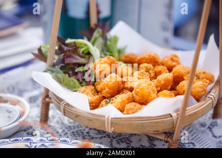 morsures de boulettes de fromage et de mac frits (Karaage japonais), croustillantes à l'extérieur encore si douces, crémeuses et à l'intérieur. Recette De Nourriture De Doigt, Hôtel Et Restaurant Banque D'Images