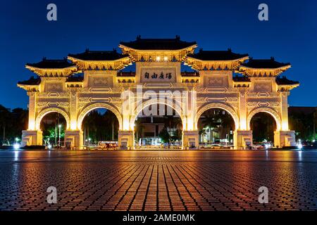 Porte principale de la place de la liberté de Taipei la nuit Banque D'Images
