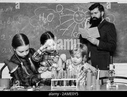 Avec l'expérience vient la connaissance. L'éducation formelle. Cours de chimie. L'interaction de groupe et de communication. Promouvoir les intérêts scientifiques. Des connaissances pratiques. Enseigner aux enfants partageant des connaissances importantes. Banque D'Images