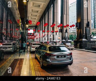 KL, Malaisie - 16 janvier 2017. Des voitures s'arrêtent dans le hall de l'hôtel de luxe de Kuala Lumpur, en Malaisie. Kuala Lumpur est la ce culturelle, financière et économique Banque D'Images