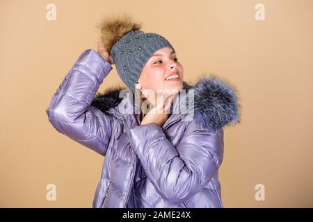 Veste d'hiver décontractée légèrement plus élégante et plus confortable, avec notamment une capuche plus large et une bordure en fourrure sur la capuche. Mode fille vêtements d'hiver. Manteau et chapeau de mode. Tendance de la mode. Fausse fourrure. Préchauffage. Banque D'Images