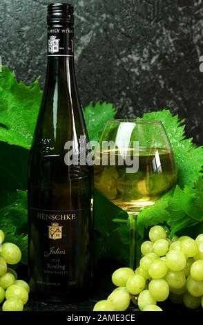 Bouteille de vin et verre de vin d'exportation haut de gamme de la vallée australienne de Barossa, Henschke Julius 2018 Eden Valley Reisling, éditorial à titre d'illustration, vertical. A Banque D'Images