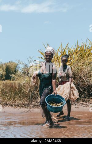 Maroantsetra, MADAGASCAR OCTOBRE: 19.2016: Une femme malgache indigène pêchant sur la rivière, montrant des prises d'aujourd'hui. Vie quotidienne des peuples autochtones à Madagascar Banque D'Images