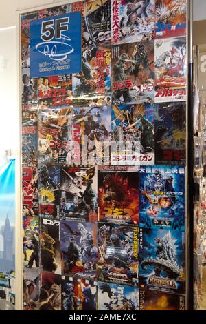 Affiches de cinéma japonaises avec Godzilla dans le magasin de Tokyo, Japon, Asie Banque D'Images